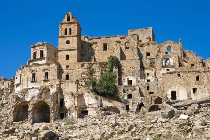 Misteri Desa Hantu, Eksplorasi Legenda dan Kehidupan Nyata