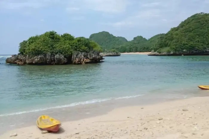 Pantai Gatra, Pesona Pantai Cantik Nan Indah di Malang