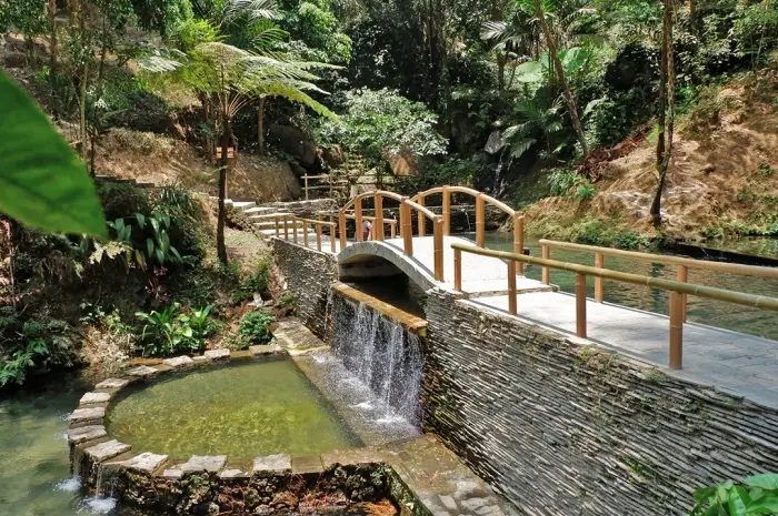 Curug Cipeuteuy di Majalengka, Air Terjun Indah dengan Kolam Bertingkat yang Mempesona