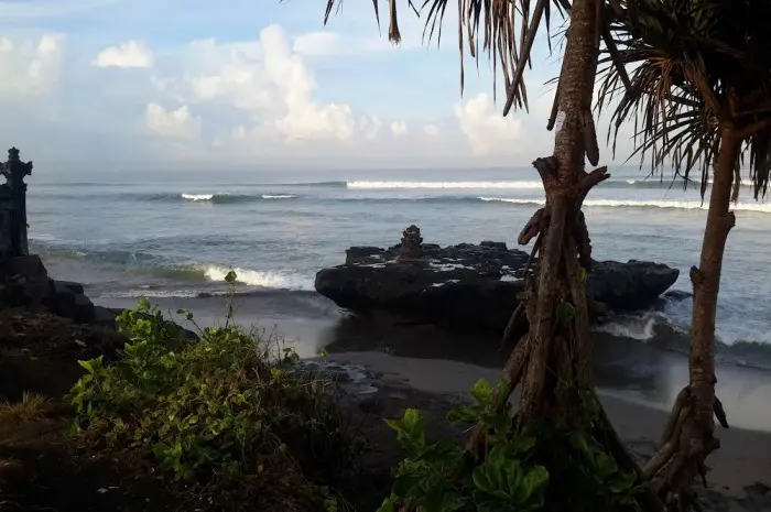 Pantai Batu Bolong: Pesona Alam, Surfing, dan Keunikan Budaya Bali