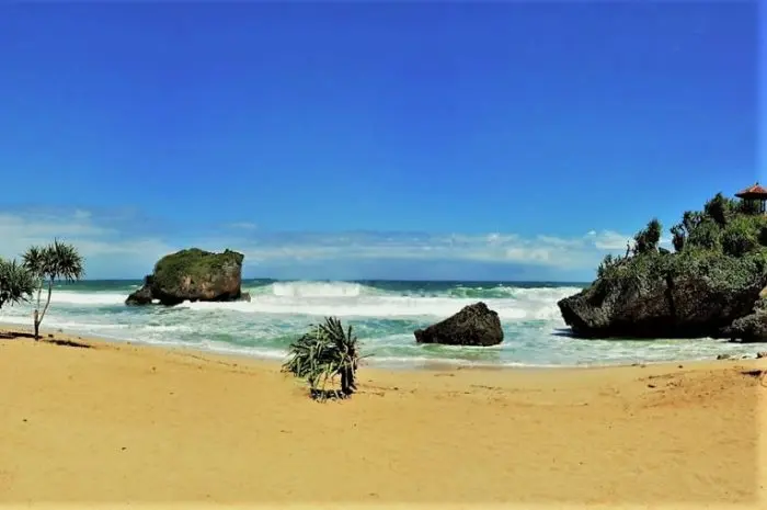 Pantai Ngrawe Gunungkidul: Surga Tersembunyi dengan Taman Hijau dan Keindahan Alam Eksotis