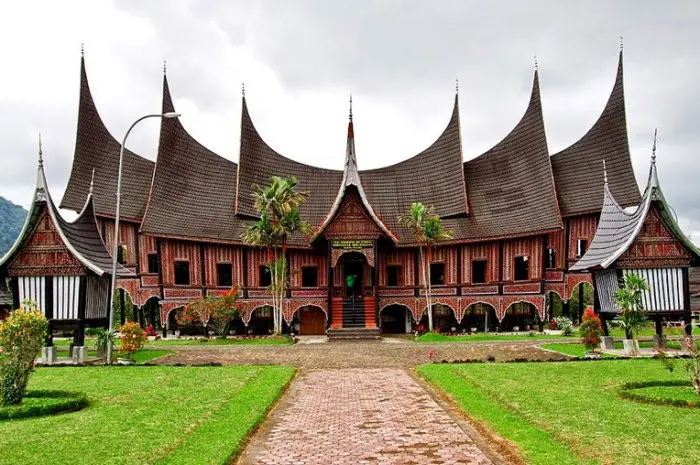 Tempat Wisata di Sumatera Barat yang Menyajikan Keindahan Alam dan Pesona Budaya Minangkabau