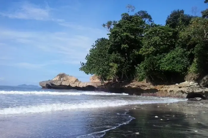 8 Wisata Pantai di Tulungagung: Surga Tersembunyi dengan Keindahan yang Memesona