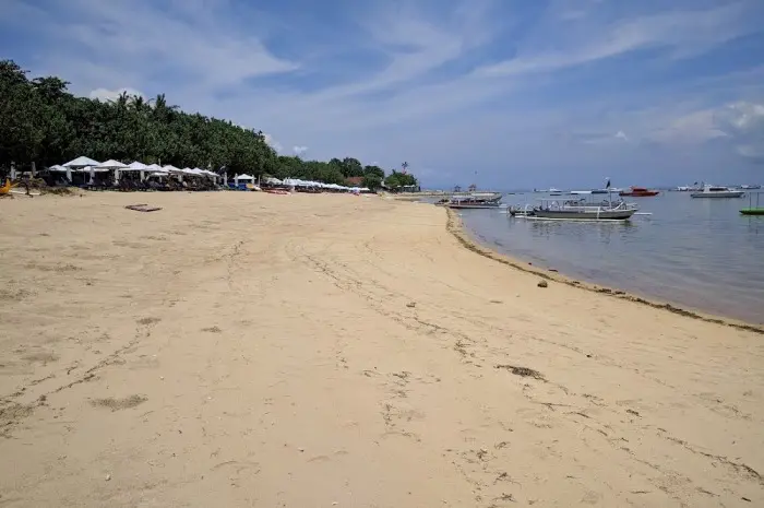 Panduan Wisata Pantai Semawang: Menikmati Keindahan Pasir Hitam dan Sunset yang Memukau