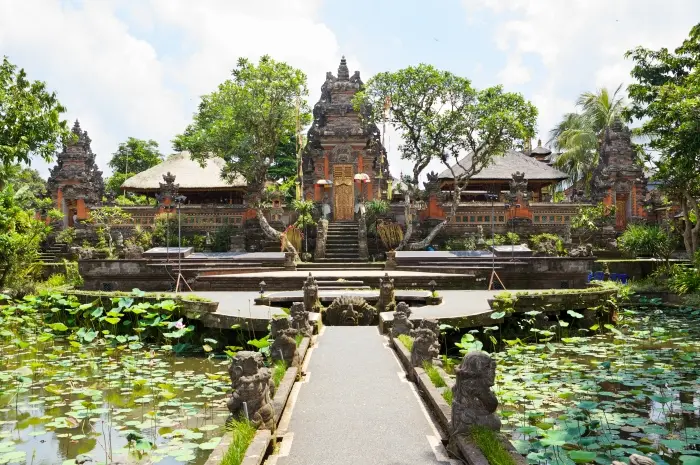 Puri Taman Saraswati, Keindahan dan Ketenangan di Tengah Ubud Bali